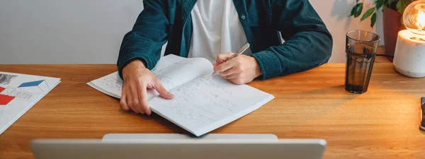 Studente Online Preparano Esame Passaggio All Università Utilizzando Computer Portatile — Foto Stock