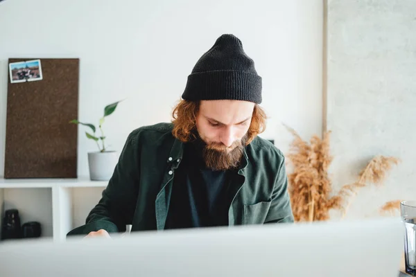 Étudiant Barbu Préparant Passer Examen Maison Aide Ordinateur Portable Jeune Image En Vente