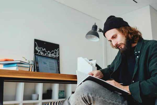 Lagde Student Mens Hun Studerte Nettet Med Laptop College Student stockbilde