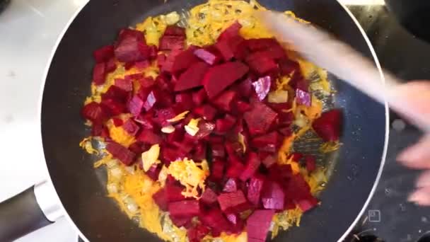 Cipolle fresche grattugiate, carote, barbabietole, fritte in padella con una goccia di olio vegetale per fare una zuppa tradizionale. — Video Stock