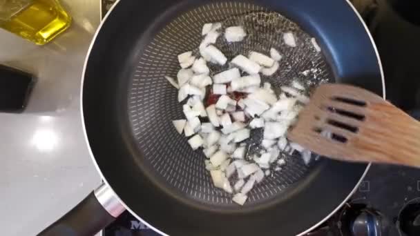 Натерта свіжа цибуля, обсмажена на сковороді з краплиною рослинної олії, щоб зробити традиційний суп . — стокове відео