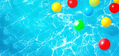 Soyut arka plan, mavi suda çok renkli toplar. Havuz