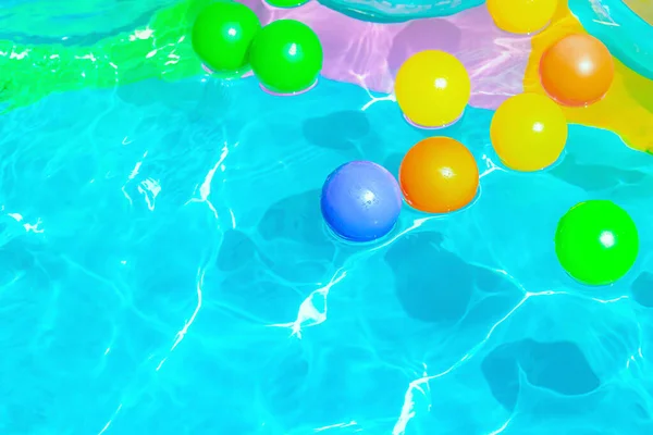 文摘:背景，蓝水中的彩球。联营 — 图库照片