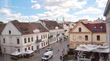 Eski şehir caddesinin en iyi manzarası. Grodno, Belarus Yazı 2021