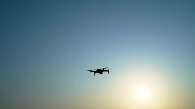 İnsansız hava aracı arka planda uçuyor. Yazın yüksek açılı çekim yap.