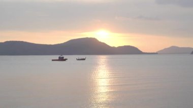 Phuket denizi, güzel akşam batımları, rıhtımın yanında, Tayland adasının önemli bir manzarası.