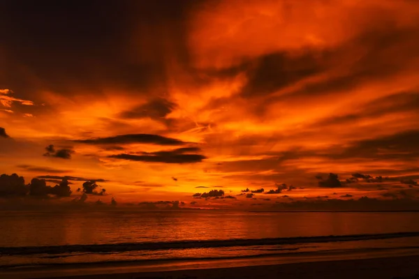 Спокойное Море Закатом Неба Солнцем Сквозь Облака Над Медитация Океана — стоковое фото