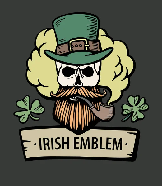 Yeşil şapkalı, kırmızı bıyıklı, sakallı ve yoncalı el yapımı İrlandalı kafatası. Pipolu ve bulutlu leprikon. Aziz Patrick. Vektör. Etiketler, logo, amblem. Gri arkaplanda izole. — Stok Vektör