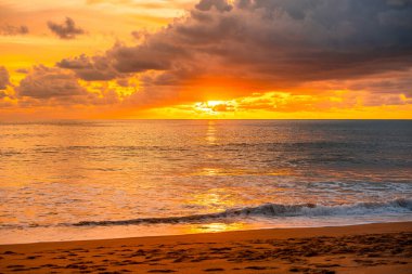 Güzel altın gün batımı manzarası ve akşam denizin üzerindeki altın saat..