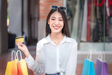 Asyalı bir kızın portresi. Güneş gözlüğü takan güzel bir kız. Mutlu bir gülümseme..