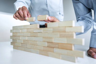 İş dünyasında plan ve strateji, İş Büyütme Riski Ahşap bloklar ile İş Büyüme Konsepti, insan eli yığılır ve ahşap bir blok istifleme.