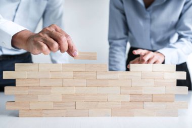 İş dünyasında plan ve strateji, İş Büyütme Riski Ahşap bloklar ile İş Büyüme Konsepti, insan eli yığılır ve ahşap bir blok istifleme.
