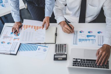 Finansal belge grafik raporunda piyasa büyümesine danışmanlık yapan takım çalışması istatistikler, kalkınma için yatırım projesini analiz eden profesyonel sunum başarıya doğru büyüyor.
