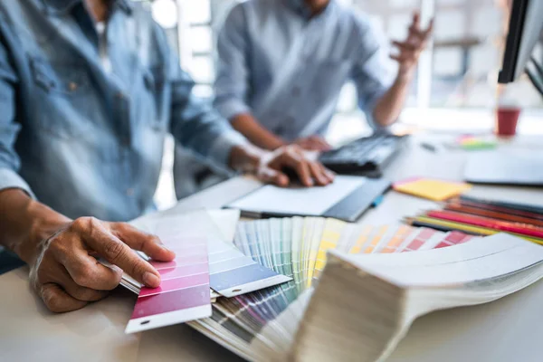 Zwei Kollegen Kreative Grafik Designer Arbeiten Farbauswahl Und Zeichnung Auf — Stockfoto