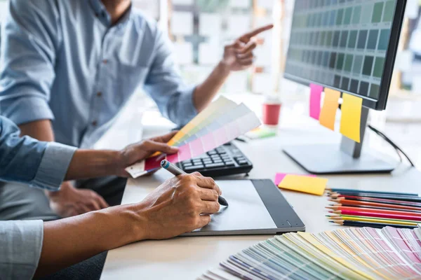 Due Colleghi Grafici Creativi Che Lavorano Sulla Selezione Dei Colori — Foto Stock