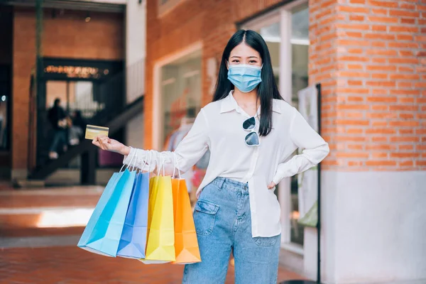 Porträtt Asiatisk Flicka Upphetsad Vacker Flicka Bär Skyddsmask Glad Leende — Stockfoto