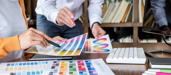 Dos Colegas Diseñadores Gráficos Creativos Que Trabajan Selección Colores Muestras — Foto de Stock