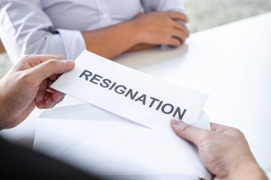 İş kadınlarının el yazısı, yönetici patrona istifa mektubu, iş değişikliği, işsizlik, istifa konsepti..