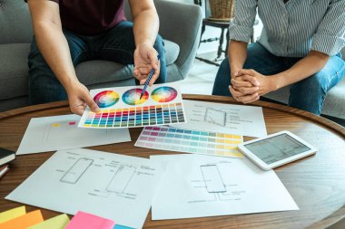 Profesyonel Web / Grafiksel Tasarımcı Planlama Yaratıcı Takımı, cep telefonu uygulaması ve geliştirme şablonu için web sitesi uygulaması çizimi, prototip wirefram süreci, Kullanıcı deneyimi.