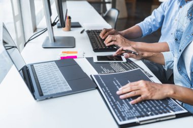 Şirket, kodlar ve yazma veri kodu, HTML, PHP ve javascript ile programlama geliştiren bir yazılım üzerinde çalışan ve işbirliği yapan iki profesyonel programcı.