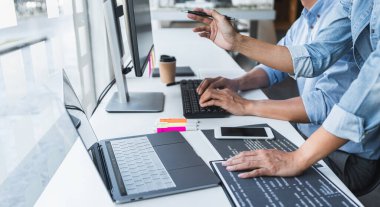 Şirket, kodlar ve yazma veri kodu, HTML, PHP ve javascript ile programlama geliştiren bir yazılım üzerinde çalışan ve işbirliği yapan iki profesyonel programcı.