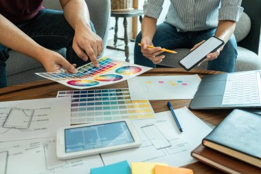 Profesyonel Web / Grafiksel Tasarımcı Planlama Yaratıcı Takımı, cep telefonu uygulaması ve geliştirme şablonu için web sitesi uygulaması çizimi, prototip wirefram süreci, Kullanıcı deneyimi.