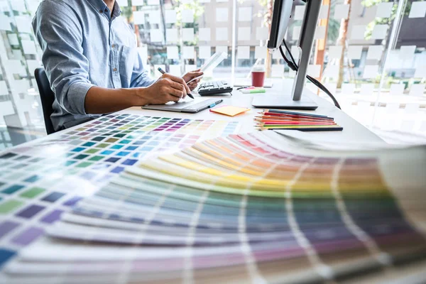 Imagen Del Diseñador Gráfico Creativo Masculino Que Trabaja Selección Colores — Foto de Stock