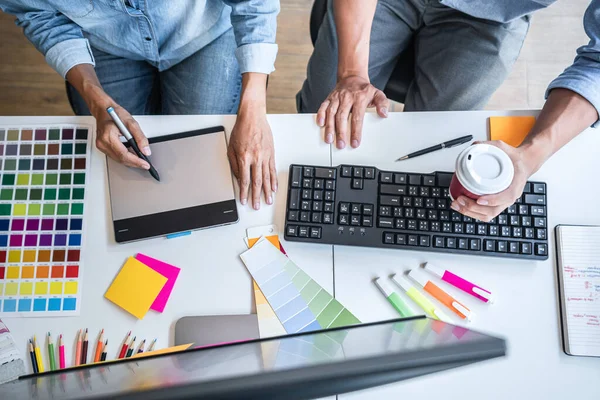 Dos Colegas Diseñadores Gráficos Creativos Que Trabajan Selección Colores Muestras —  Fotos de Stock