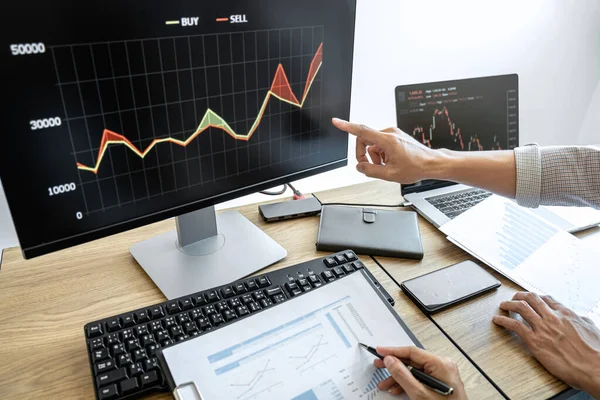 Business Team Investering Werken Met Computer Planning Analyse Van Grafiek — Stockfoto