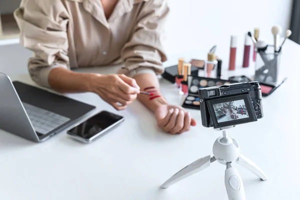 Feliz Sonrisa Elegante Blogger Mujer Está Mostrando Presente Maquillaje Tutorial — Foto de Stock