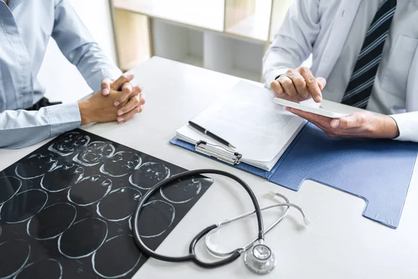 Professor Doktor Der Mit Dem Patienten Etwas Bespricht Und Behandlungsmethoden — Stockfoto