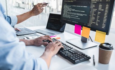 Şirket, kodlar ve yazma veri kodu, HTML, PHP ve javascript ile programlama geliştiren bir yazılım üzerinde çalışan ve işbirliği yapan iki profesyonel programcı.