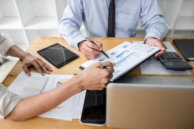 Şirket proje başarısı finansal istatistiklerini tartışan işletme takımı yöneticisi, büyüme kar yatırımıyla strateji planı için çalışan profesyonel yatırımcı.