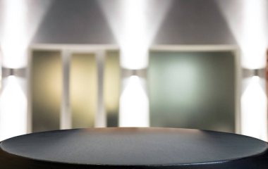 Boş ahşap masa ve kafenin ya da restoranın önündeki bulanık arkaplan ürün ya da montaj için.