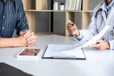 Hastalık teşhisi, semptom raporu veren doktor hasta hastalığıyla ilgili sonuçlar alındıktan sonra, hasta tedavisi ile ilgili bir yöntem önerdi..