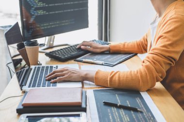 Bir yazılım geliştirme ofisinde çalışan, kod yazan ve veri kodu yazan, HTML, PHP ve javascript ile programlanan genç Profesyonel programcı.