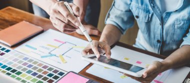 Creative Web / Grafik Tasarımcı Planlama Ekibi, cep telefonu uygulaması ve geliştirme şablonu düzeni için web sitesi uygulaması çizimi, prototip wirefram geliştirme süreci, Kullanıcı deneyimi kavramı.