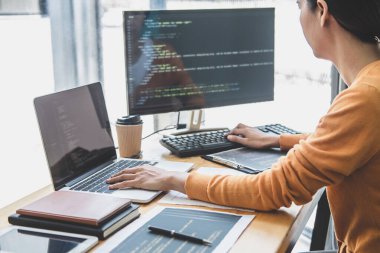 Bir yazılım geliştirme ofisinde çalışan, kod yazan ve veri kodu yazan, HTML, PHP ve javascript ile programlanan genç Profesyonel programcı.
