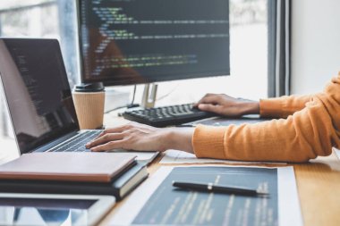Bir yazılım geliştirme ofisinde çalışan, kod yazan ve veri kodu yazan, HTML, PHP ve javascript ile programlanan genç Profesyonel programcı.