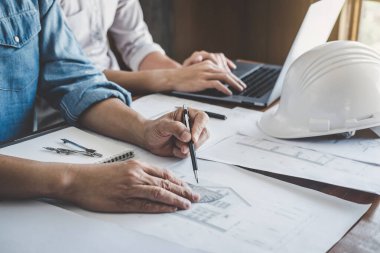 Mühendis Ekibi Toplantısı, Çizim Çalışma Alanı, İnşaat ve Yapı Konsepti 'ndeki model oluşturma ve mühendislik araçları üzerinde ortakla birlikte çalışarak proje için plan toplantısı üzerinde çalışıyor.