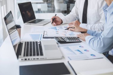 Profesyonel İş Takım Çalışmaları Konferansı projesi başarı, finansal istatistik büyümesi karı, Ortaklar her iki şirket için de belge veri grafiği ile şirket kurma projesi başlatan yatırımcılarla buluşması.