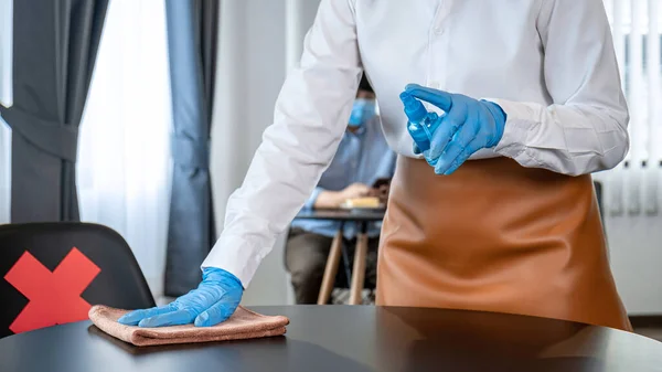 Närbild Asiatisk Kvinna Servitris Bär Skyddande Ansiktsmask Och Medicinska Handskar — Stockfoto