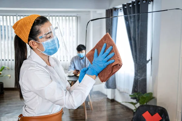 Asiatisk Kvinna Servitris Bär Skyddande Ansiktsmask Och Medicinska Handskar Medan — Stockfoto