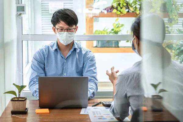 Två Affärskollegor Brainstorma Och Skriva Affärsdata Bärbar Dator Arbetet Med — Stockfoto