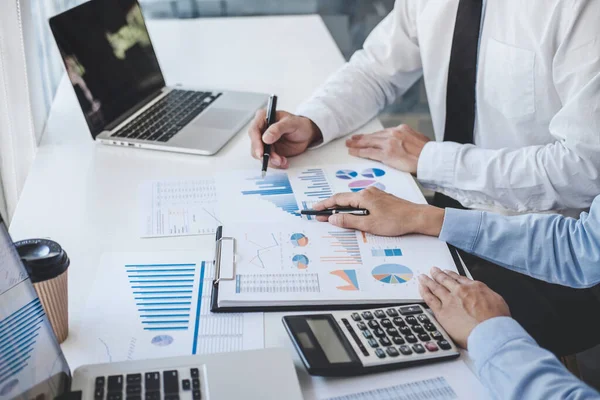 Teamwork Der Geschäftspartner Beratung Marktwachstum Auf Finanzdokument Graphik Bericht Statistiken — Stockfoto