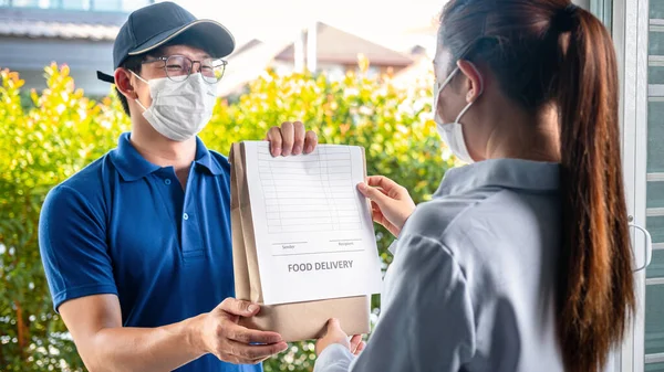 Asiatisk Leverans Man Visar Matsäck Och Matleverans Faktura Till Kunden — Stockfoto