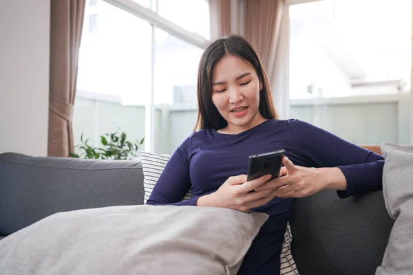 Joven Mujer Asiática Ropa Casual Sosteniendo Teléfono Inteligente Para Chatear —  Fotos de Stock