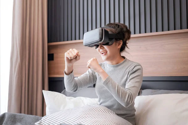 Mladá Asijská Žena Ležérní Oblečení Nosí Brýle Virtuální Reality Hrát — Stock fotografie