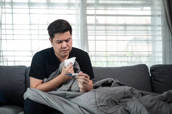 Hombre Asiático Que Usa Tejido Para Toser Estornudar Usar Termómetro —  Fotos de Stock
