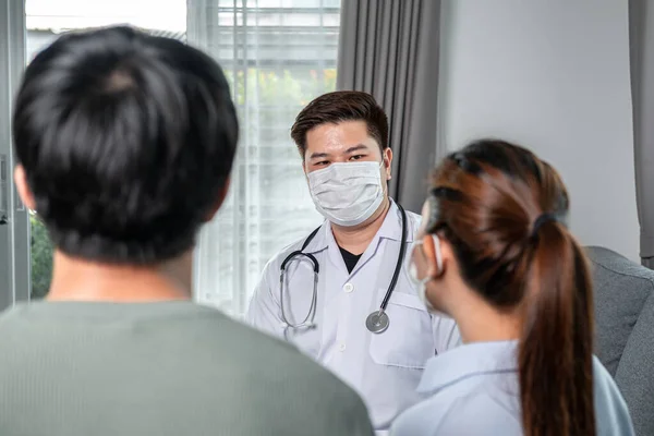 Mann Arzt Mit Medizinischer Gesichtsmaske Hält Klemmbrett Zur Diskussion Über — Stockfoto